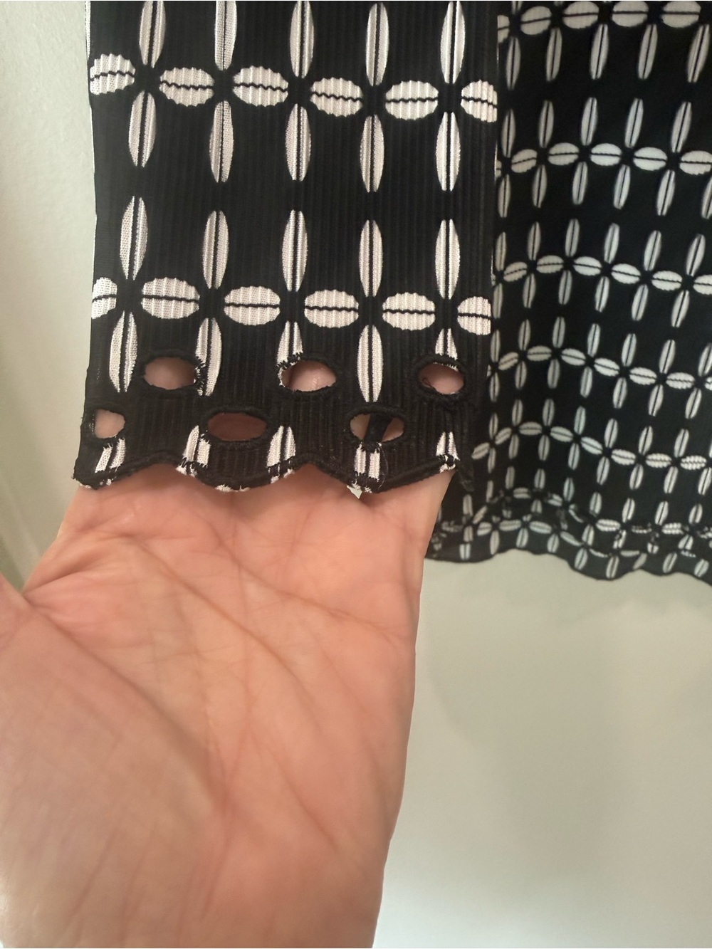 TanJay Black/White Geometric Top, Size Medium, EUC